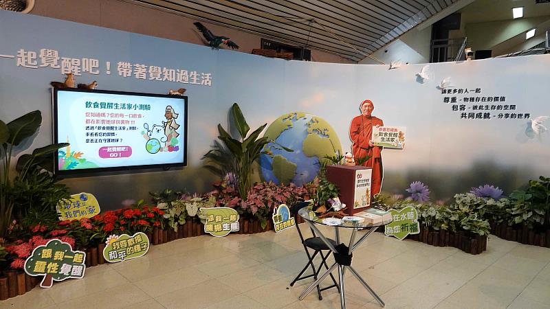 水陸法會東大門設有大型吸睛展板。（圖由靈鷲山佛教教團提供）