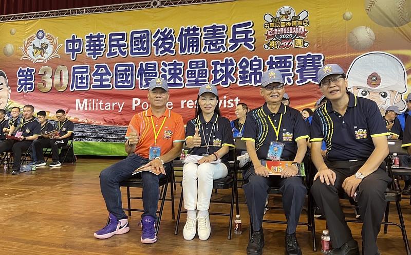 後備憲兵荷松協會理事長蔡本益（左1）藍孝勤校長（左2）創會總會長郭石吉（左3）與開大黃建宏主秘合影