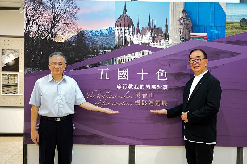 朝陽科大校長鄭道明(左)與吳春山董事長(右)共同為攝影展揭幕,展出之攝影作品將全數捐出義賣,轉化為公益力量。