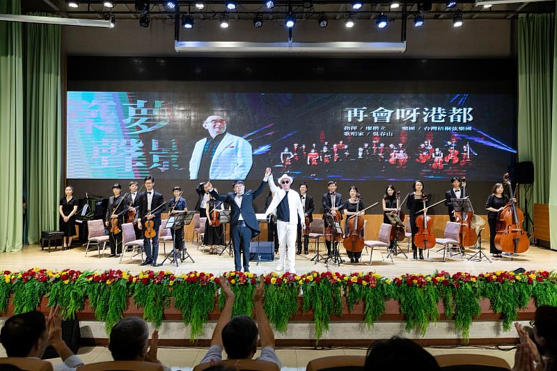 已發行6張台語專輯的吳春山董事長,結合由指揮廖楷立所帶領的台灣梧桐弦樂團,完美演出。