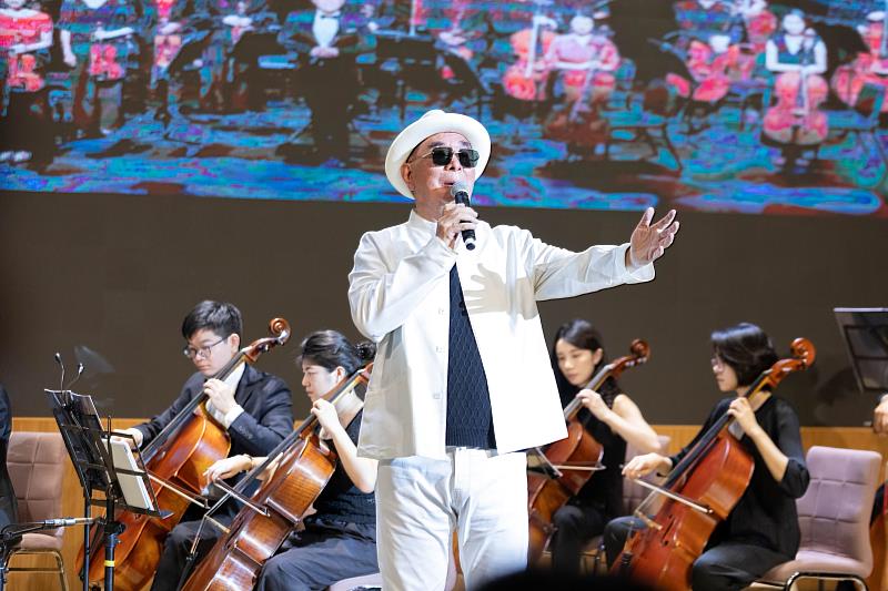 吳春山董事長於朝陽科大開唱，多首經典懷舊台語歌曲，展現好歌喉。