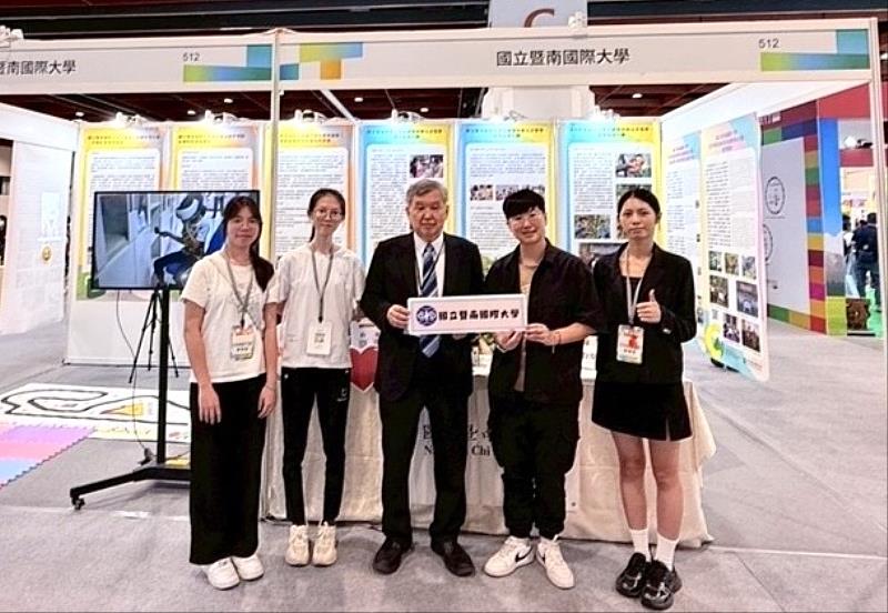 圖：台大環工所終身特聘教授、同時也是暨大榮譽講座教授的蔣本基也蒞臨暨大攤位瞭解暨大近年來的永續實績與作為