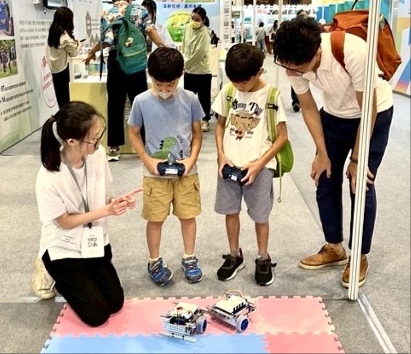 圖：暨大教育學院團隊由同學與老師共同設計的ScratchX樂高機器人程式互動小遊戲培育青少年科技人才