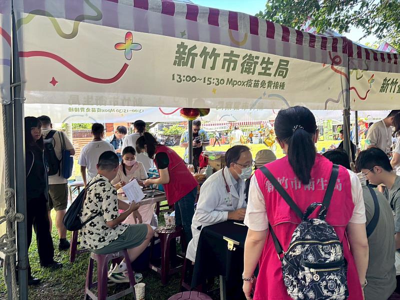 現場設攤宣導及接種疫苗