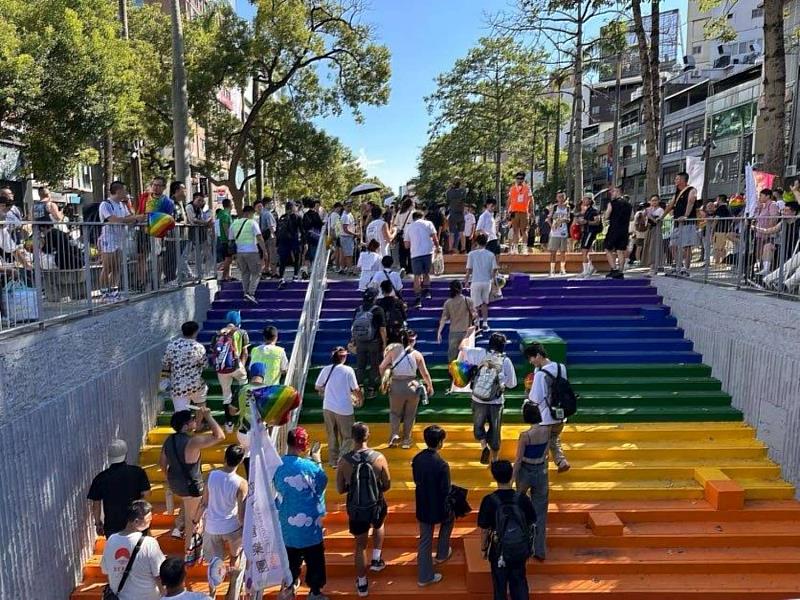 遊行隊伍行經今年8月甫完工的新竹第一個彩虹地景。