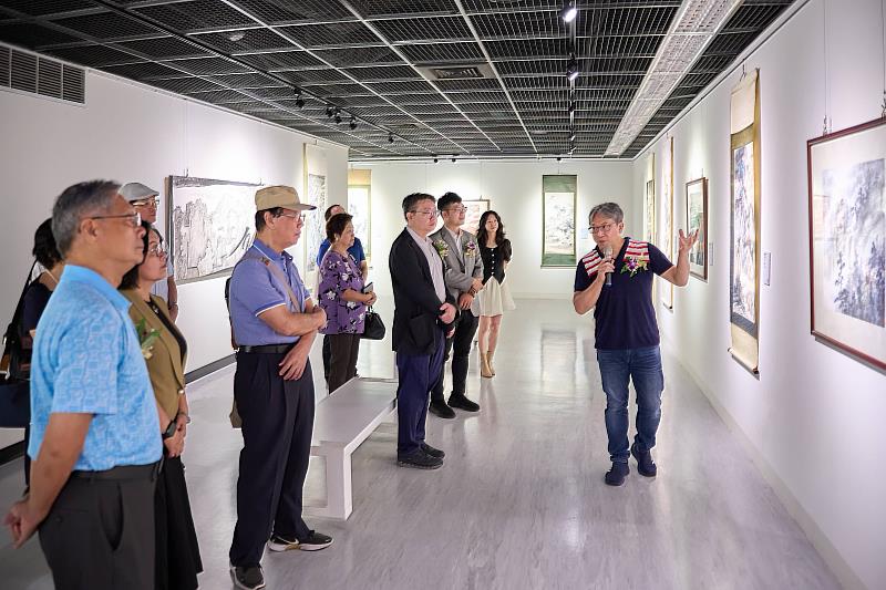 策展人中國文化大學美術學系古耀華教授為貴賓導覽