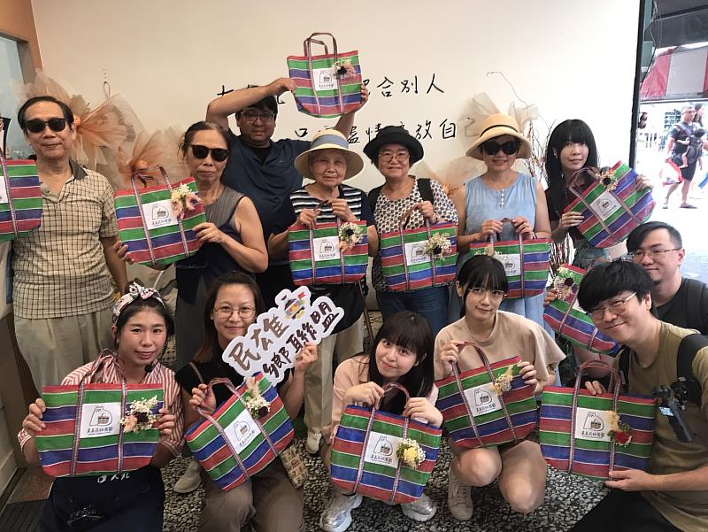 活動安排花藝DIY，復古茄芷袋結合花藝巧思，完成可帶走的民雄回憶。