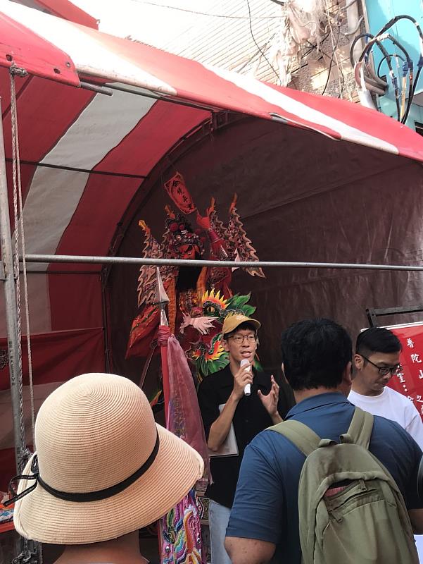 專業導覽員解說一年僅三天現身的大士爺紙糊神像