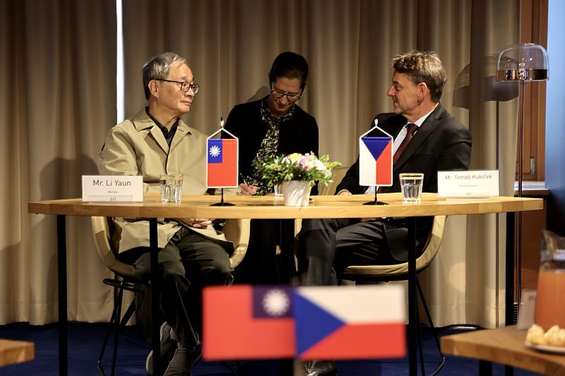 文化部長李遠(左)見證臺捷文學駐村交流計畫合作協議簽署,並向摩拉維亞圖書館長庫比切克(Tomáš Kubíček,右)表示「多希望我是第一個駐村的人」。
