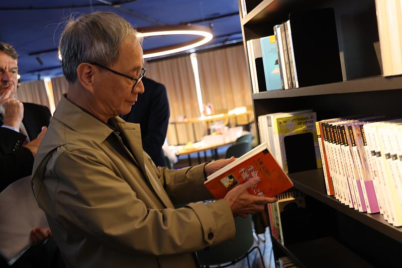 米蘭・昆德拉圖書館收藏逾3000本昆德拉的作品，其中包括日、韓、英等多國譯本，文化部長李遠翻閱繁體中文版《生命中不可承受之輕》。