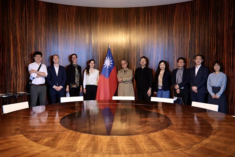 文化部長李遠率團訪歐,最後一個行程在圖根哈特別墅(Villa Tugendhat)瞭解捷克文資保護經驗下結束,眾人與臺灣國旗合影留念。