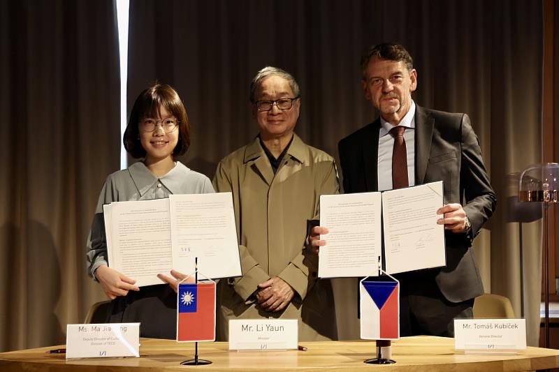 文化部長李遠（中）赴捷克第二大城布爾諾（Brno），見證駐捷克代表處文化組副組長馬嘉霙（左）及摩拉維亞圖書館長庫比切克（Tomáš Kubíček，右）共同簽署「臺捷文學駐村交流計畫」合作協議。