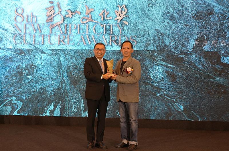 「第8屆新北文化獎」獲獎團體「新象創作劇團」，將傳統技藝融入現代劇場，並深耕於弱勢與偏鄉教育推廣，由王光華團長代表受獎。