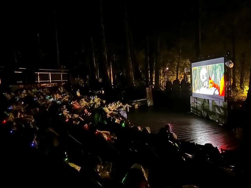 林業保育署嘉義分署13日晚間於阿里山香林神木劇場舉辦2025「夏,星空電影院」活動