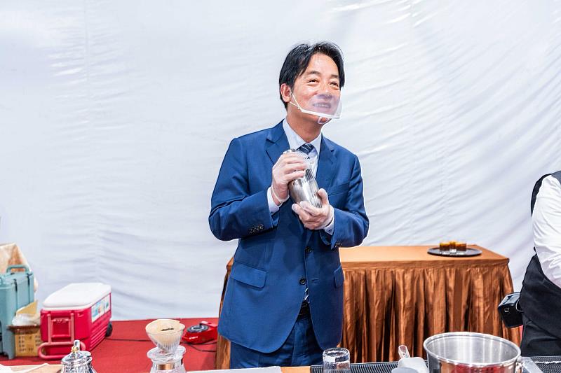 賴清德總統體驗客家酸柑茶DIY(中華文化總會提供)