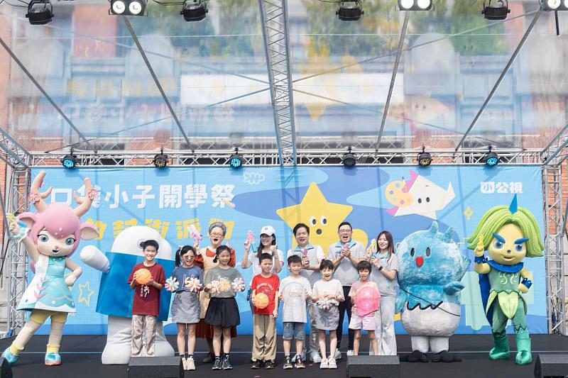 代理市長邱臣遠、公共電視總經理徐秋華、水果奶奶、城銷處長林昱志及民政處長施淑婷一同為活動開起序幕。
