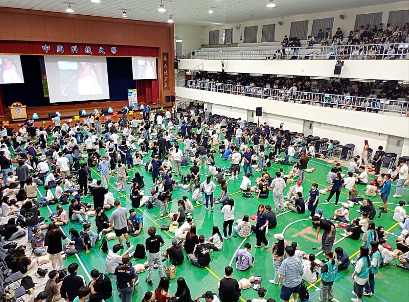 全校大一新生與班導師施行CPR+AED急救課程認證（照片/校方提供）