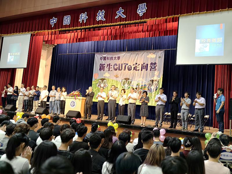 中國科大校長陳振遠率領全校各行政與學術單位主管歡迎大一新生（照片/校方提供）