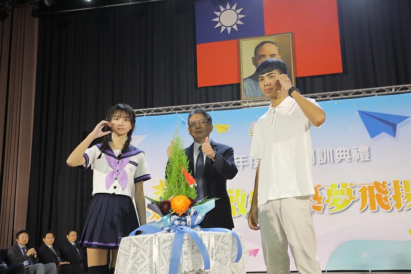 贈樹儀式由粧品系阮寶如及運管系黃宥榕同學代表全體新生接下象徵茁壯成長小樹苗