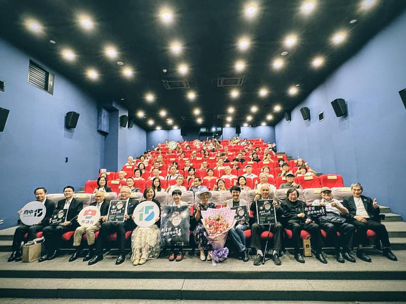 紀錄片《南半球最璀璨的星星》,昨(14)日在府中15舉辦首映會,片中主角邱垂亮教授夫人林月琴(右6),專程自澳洲返臺共同出席放映活動。