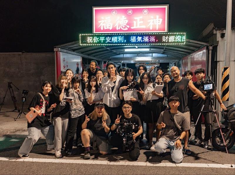 曾志遠老師與劇組成員合影