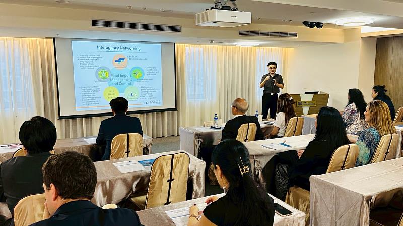 衛福部食藥署食品組食品輸入管理科林冠宇科長與智利廠商分享台灣食品輸出入法規