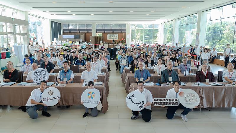頂新和德文教基金會創辦人魏應充（前排左4）與會貴賓、專家學者及在地民眾齊聚成美文化園，共同見證成美公堂140週年論壇盛況，展現產官學民合作守護文化資產的決心。（頂新和德文教基金會提供）