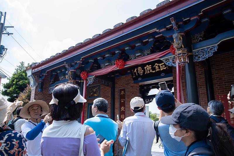 論壇活動安排成美公堂實地導覽，參與者漫步於百年古厝之間，親身感受歷史建築的風華與文化底蘊，體會「從家出發」守護文化資產的深意（頂新和德文教基金會提供）
