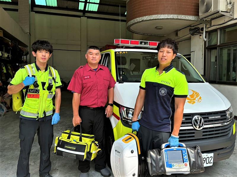 圖3.（左起）三民分隊隊員陳建宏、義消小隊長何濟麟、余中夫。