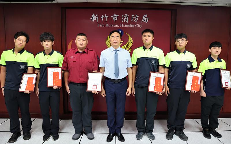 圖1.消防局長李世恭表彰同仁們的卓越表現。