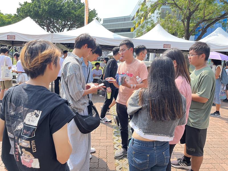 畢製團隊「七禮文風」在園遊會協助麗文校園書局推廣，讓新生更深入了解書局