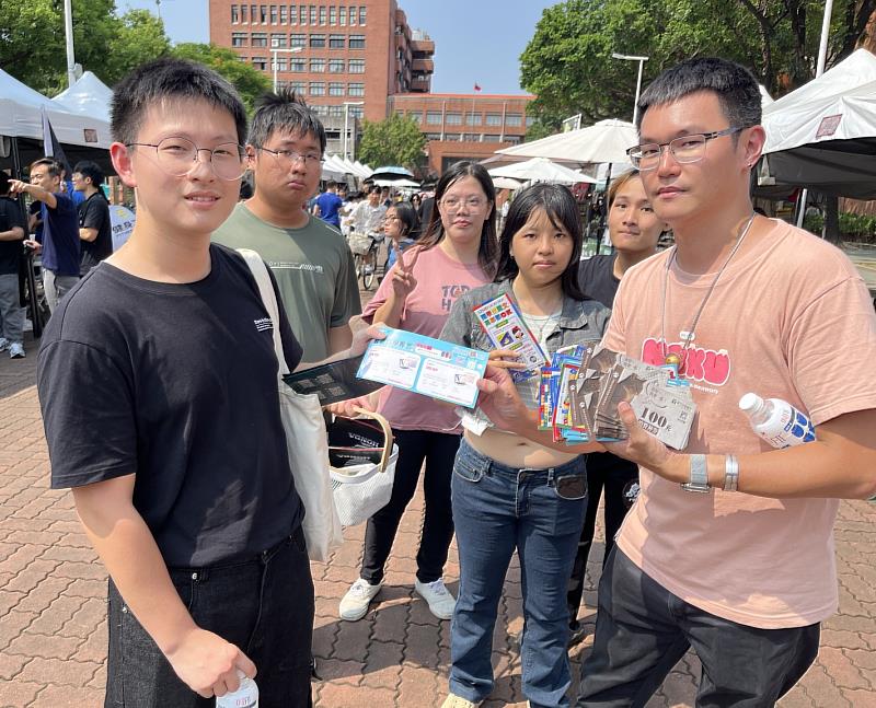 在園遊會與現場師生熱情互動，帶領參與活動