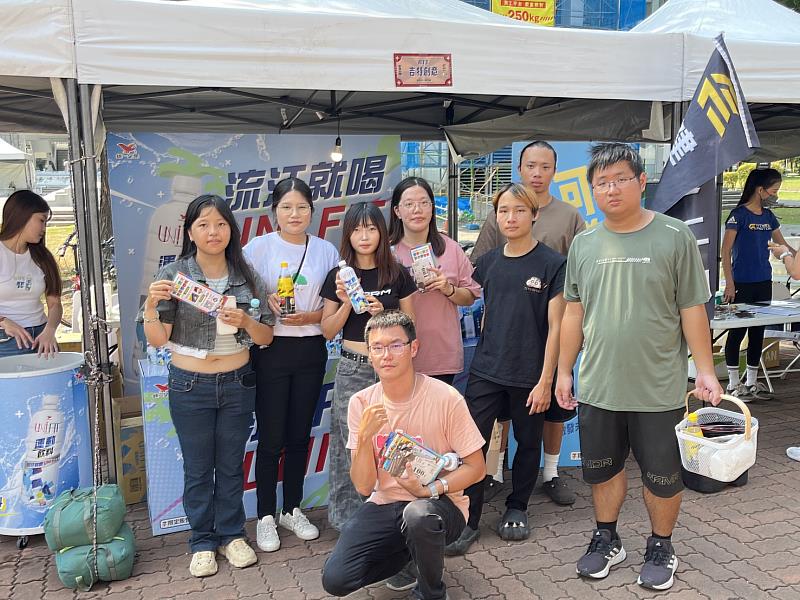 公廣系畢製團隊「七禮文風」協助麗文校園書局亮相成大新鮮人園遊會，提升書局能見度