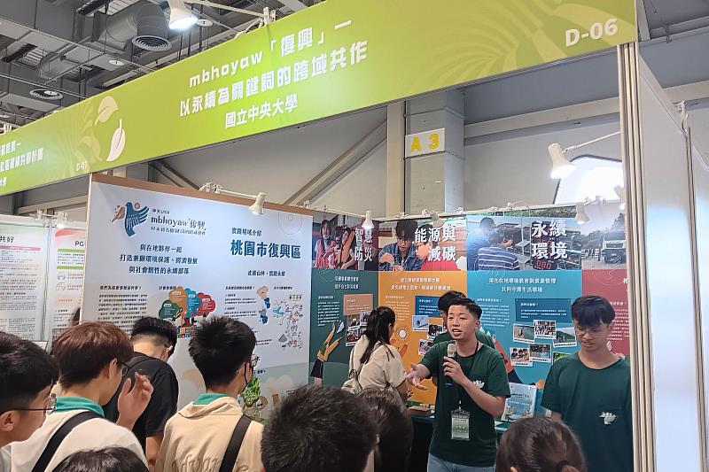 擔任展區導覽之中大同學，為前來USR Expo博覽會的高中生們介紹計畫內容。