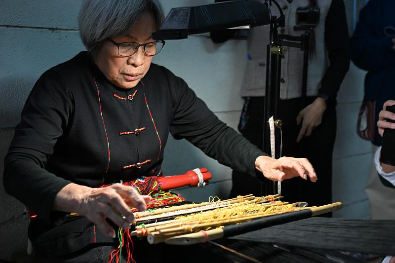 Sunay_Paelabang孫菊花示範「tenun kana Pinuyumayan卑南族傳統織布」技藝。