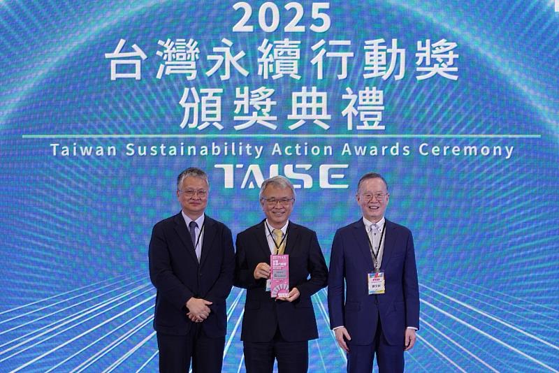教育部政務次長劉國偉(左1)、頒獎中國科技大學陳振遠校長(中)2025 TSAA台灣永續行動獎SDG8銀級獎(照片/校方提供)
