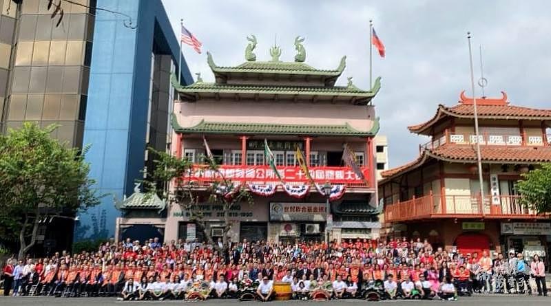 美洲龍岡親義總公所第24屆懇親代表大會,於羅省龍岡親義公所前合影留念