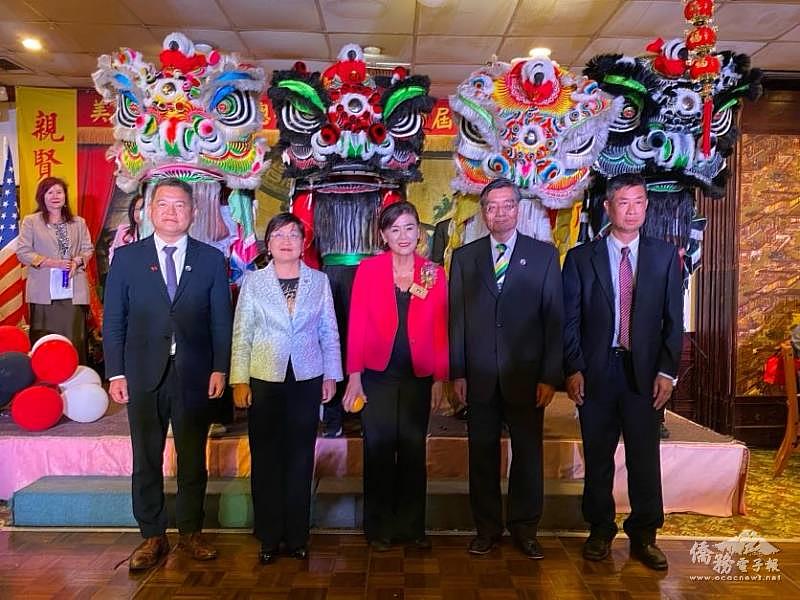 徐佳青(左2)與駐洛杉磯辦事處處長紀欽耀(左1)、聯邦眾議員趙美心(中)、美洲龍岡親義總公所主席關泰和(右2)、羅省中華會館主席聶澤英(右1)等人出席歡迎公宴