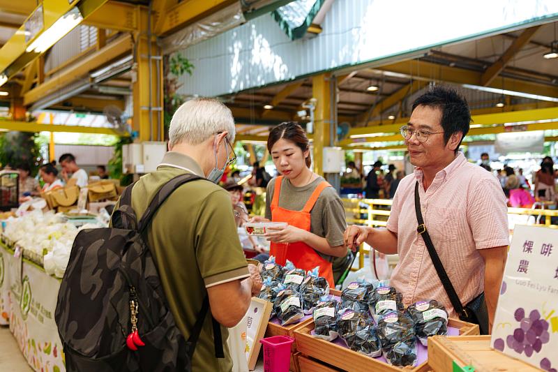 農民與消費者互動良好一起支持國產驗證農產品。
