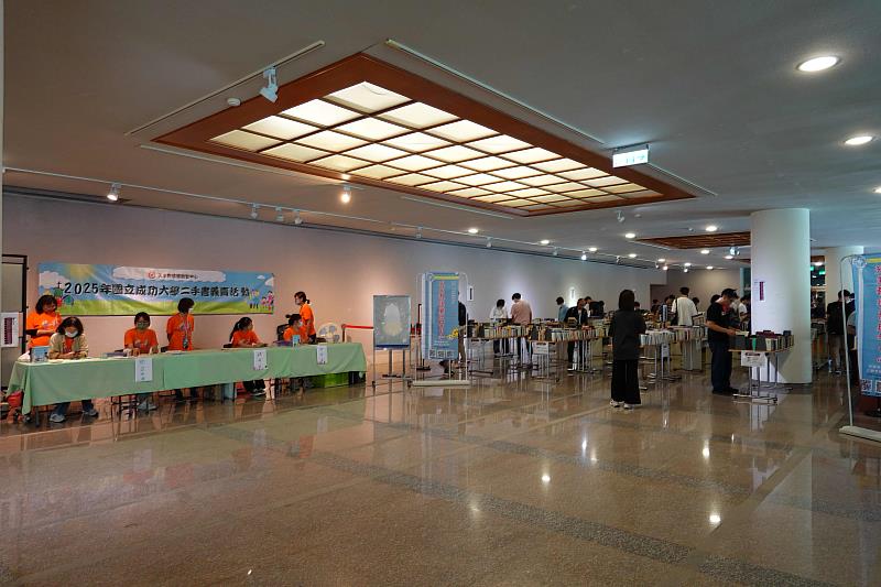本次義賣地點在成大成功校區總圖書館地下 1 樓藝術走廊，歡迎校內外愛書人前來尋寶，一起「用生命影響生命」