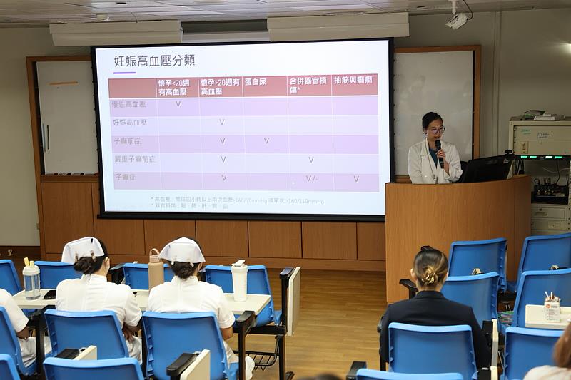 花蓮慈院田謹慈醫師以親身治療三個子癲前症危險孕產婦的經驗，教導臨床醫護人員識別與處理這項孕期高風險的難症。（攝影/吳宛霖）