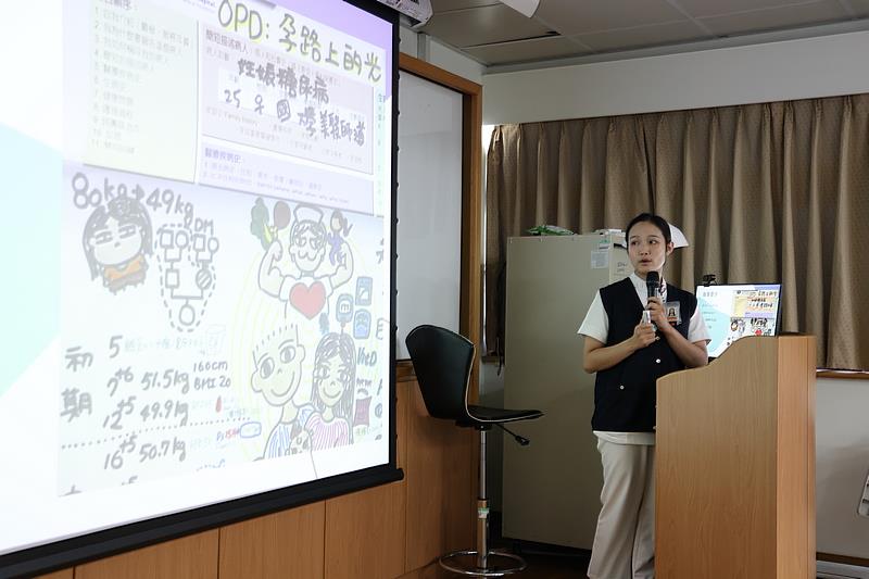 婦產部門診護理師吳采婕以院內人形圖競賽獲獎作品「孕路上的光」，分享高風險妊娠糖尿病的實際全人照護經驗。（攝影/吳宛霖）