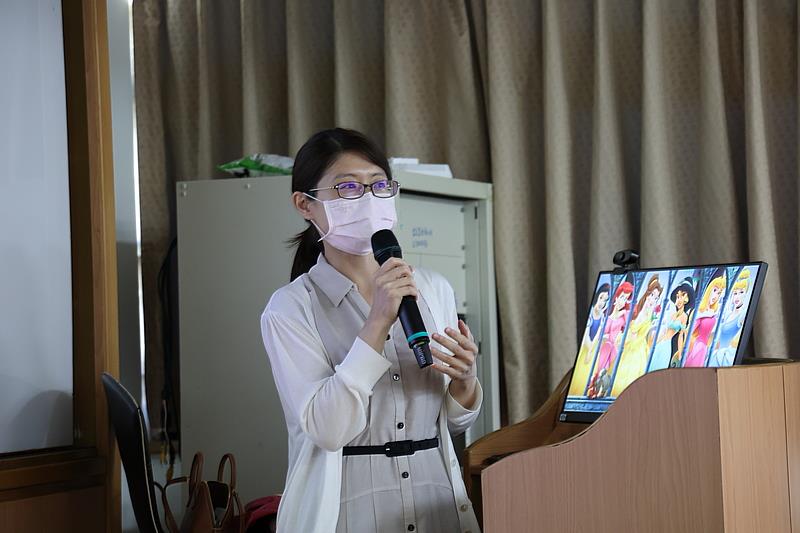 花蓮慈院精神醫學一般精神科主任吳盈瑩主任教導護理師及產婦的家人,以「辨識」、「傾聽」和「支持」的三項重點,協助有產後憂鬱症困擾的新手媽媽們。(攝影/吳宛霖)