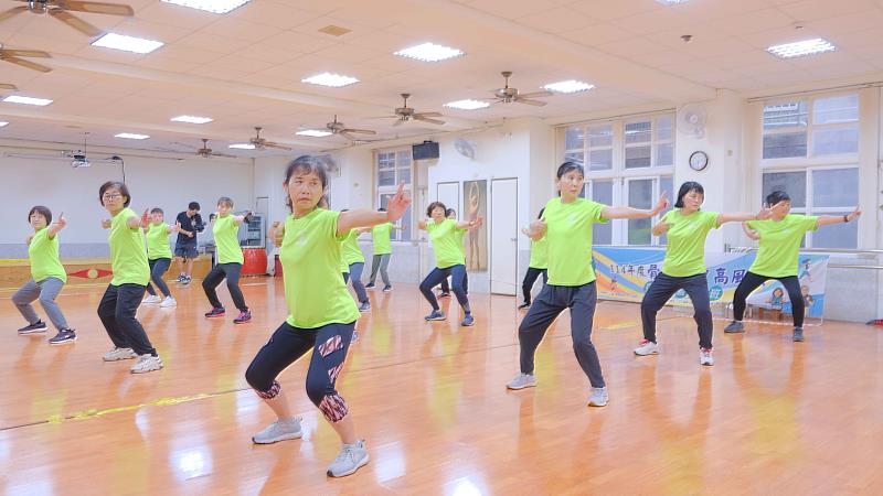 南華大學運動學程辦理嘉義縣骨鬆肌少運動營養班,圖為肌極強健太極課程。
