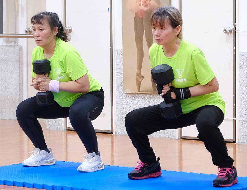 南華大學運動學程辦理嘉義縣骨鬆肌少運動營養班,進行肌極強健-大重量訓練課程。
