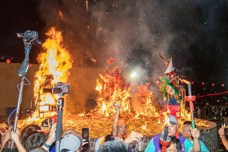 大士爺祭 14日深夜火化升天