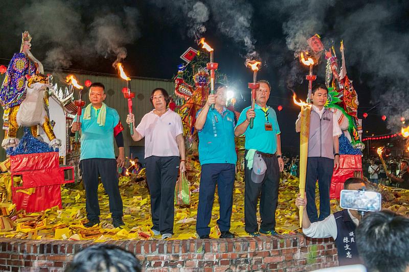 大士爺祭 14日深夜火化升天