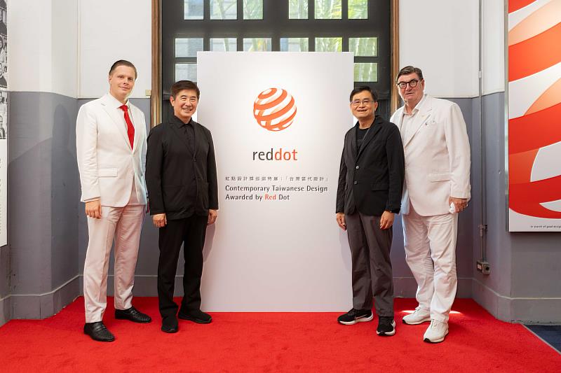 （由左至右）Red Dot, Vice President, Mr Jova Zec、設研院張基義院長、Red Dot, CEO, Professor Dr. Peter Zec、設研院林鑫保副院長，共同出席展覽開幕式。