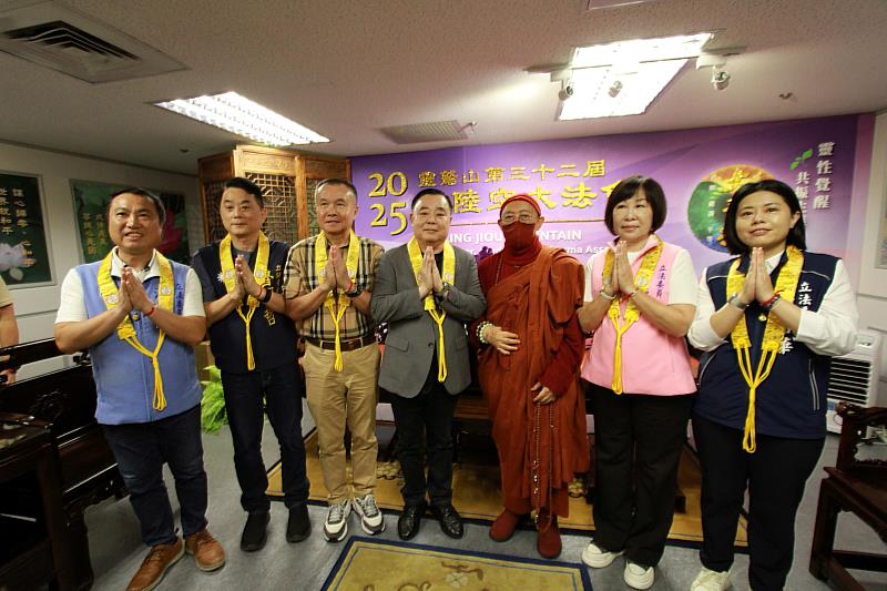 心道法師與桃園市議長邱奕勝、副議長李曉鐘、4位立委合影。(圖由靈鷲山佛教教團提供)