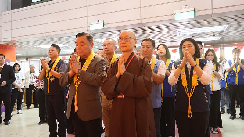 雙手合十，虔誠祝禱。（圖由靈鷲山佛教教團提供）